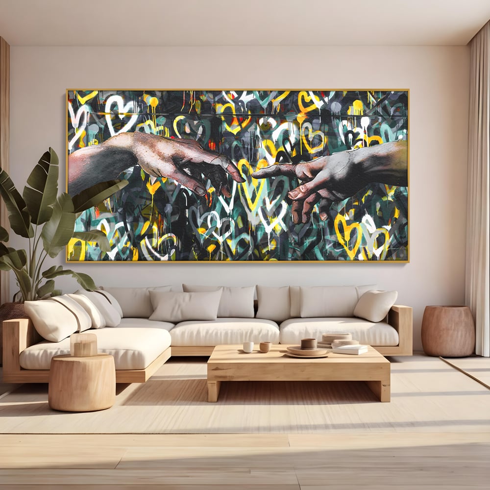 Tablou canvas cu tablou canvas cu mainile care se ating si fundal cu inimi, in rama de aluminiu auriu, pe perete intr-un living